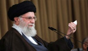 طراحی تصویر رهبر انقلاب روی برگ توسط هنرمند سرشناس هندی					 – خلیج فا