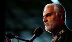 جارو زدن مسجد توسط سردار شهید سلیمانی با لباس خادمی					 – خلیج مذهبی