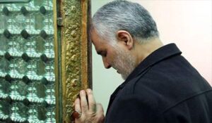 تصاویری از حضور حاج قاسم در حرم امام رئوف					 – خلیج مذهبی