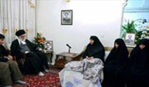 لحظاتی از حضور رهبر انقلاب در منزل دانشمند هسته‌ای شهید شهریاری					 – نابند شیعه