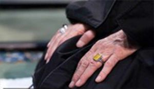اهدای انگشتر رهبر انقلاب به دختر خانمی که انگشتر ایشان را می‌خواست					 – نابند شیعه