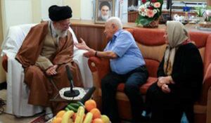 قاب متفاوتی از حضور رهبر انقلاب در منزل شهید مسیحی					 – نابند شیعه