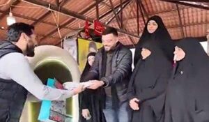 اهدای چفیه رهبر معظم انقلاب به خواننده لبنانی					 – نابند شیعه