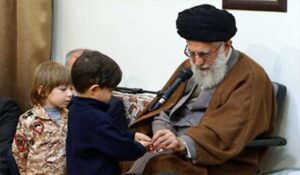 دقایقی جذاب از دیدارهای خانوادۀ شهدای مدافع حرم با رهبر انقلاب – نابند شیعه