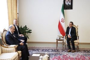 بررسی توسعه همکاری‌های ریلی و تجاری در دیدار قائم‌پناه و سفیر عراق
 – نابند نیوز