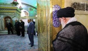 زمزمه صلوات خاصه امام رضا(ع) توسط رهبر انقلاب – نابند شیعه